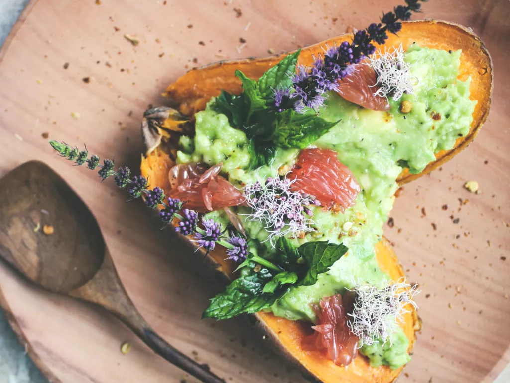 Zoete aardappel met avocado, pompelmoes, honing en chili