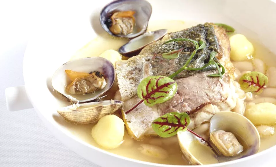 Wilde zeebaars met gnocchi, witte bonen en vongole