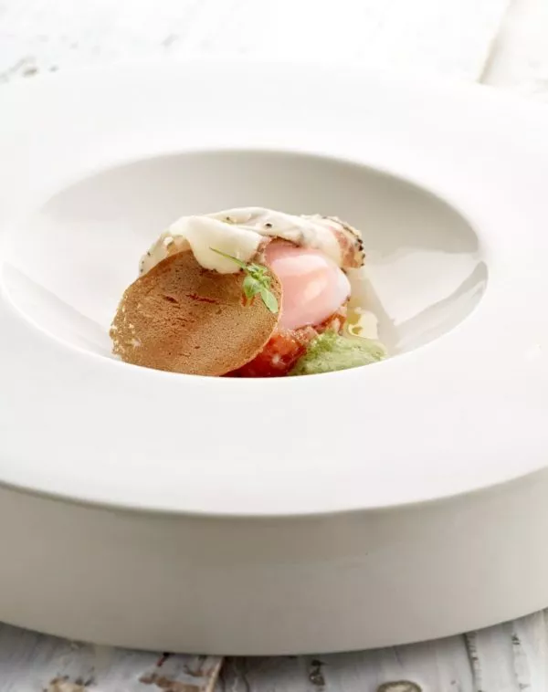 Gepocheerd ei met lardo en tartaar van tomaat