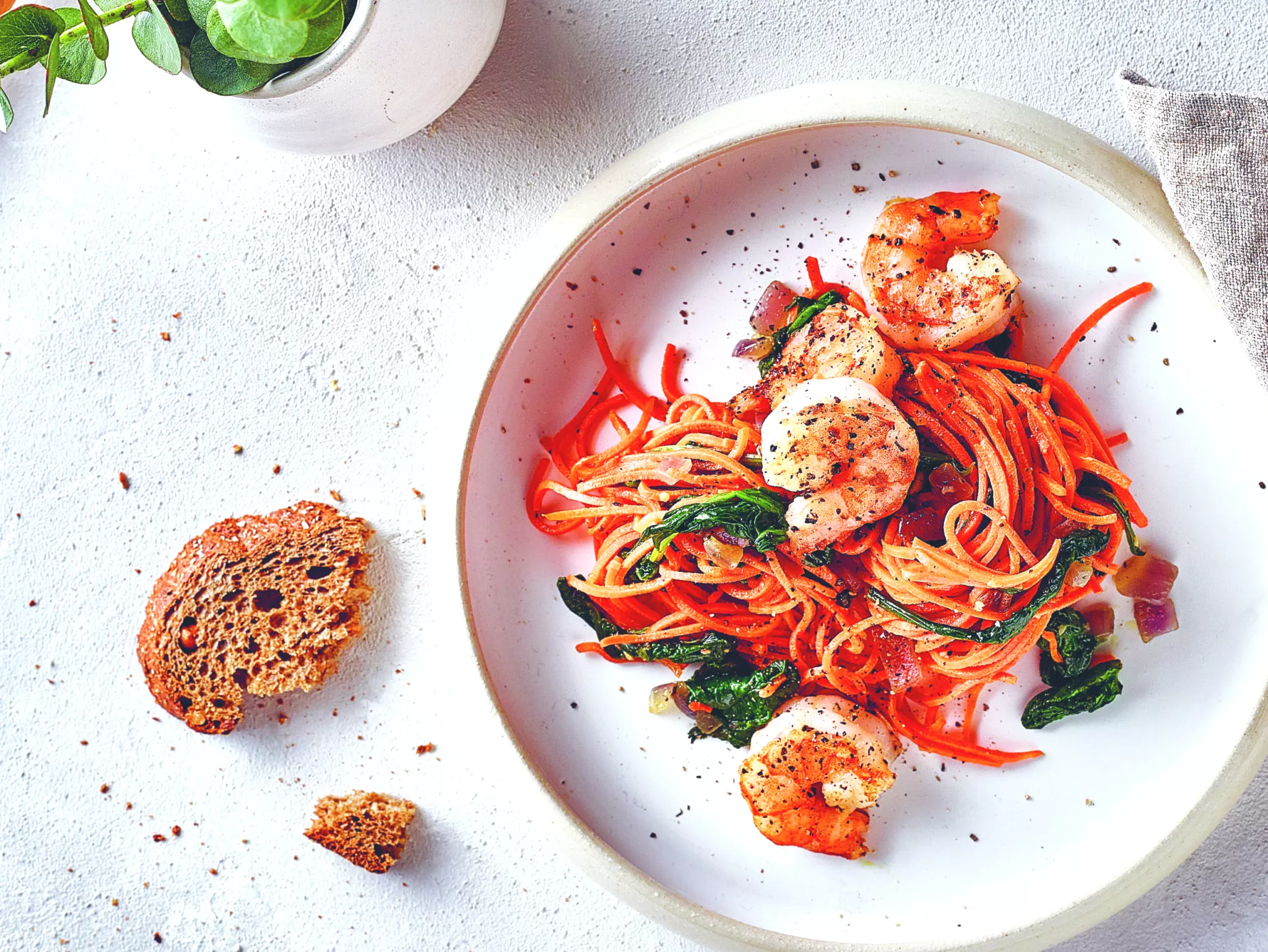 Zoete-aardappelpasta met scampi en spinazie
