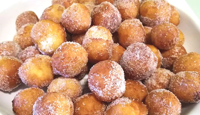 Sardijnse ricottaballetjes met sinaasappelzeste