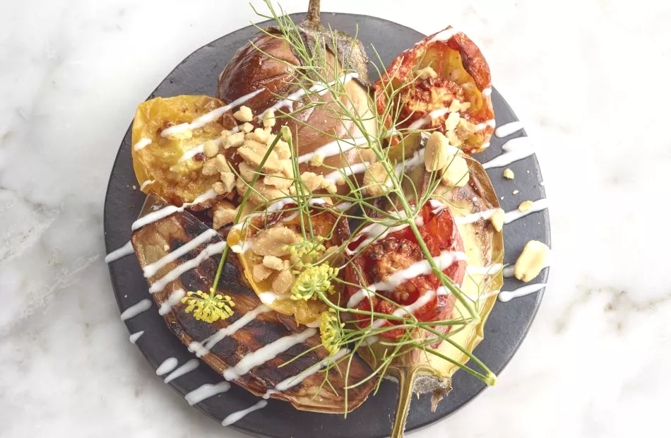 Gelakte aubergine met Griekse yoghurt en pinda