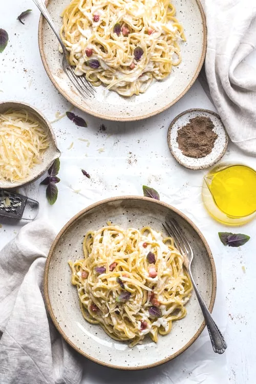 Vegan pasta carbonara met spek van aubergine