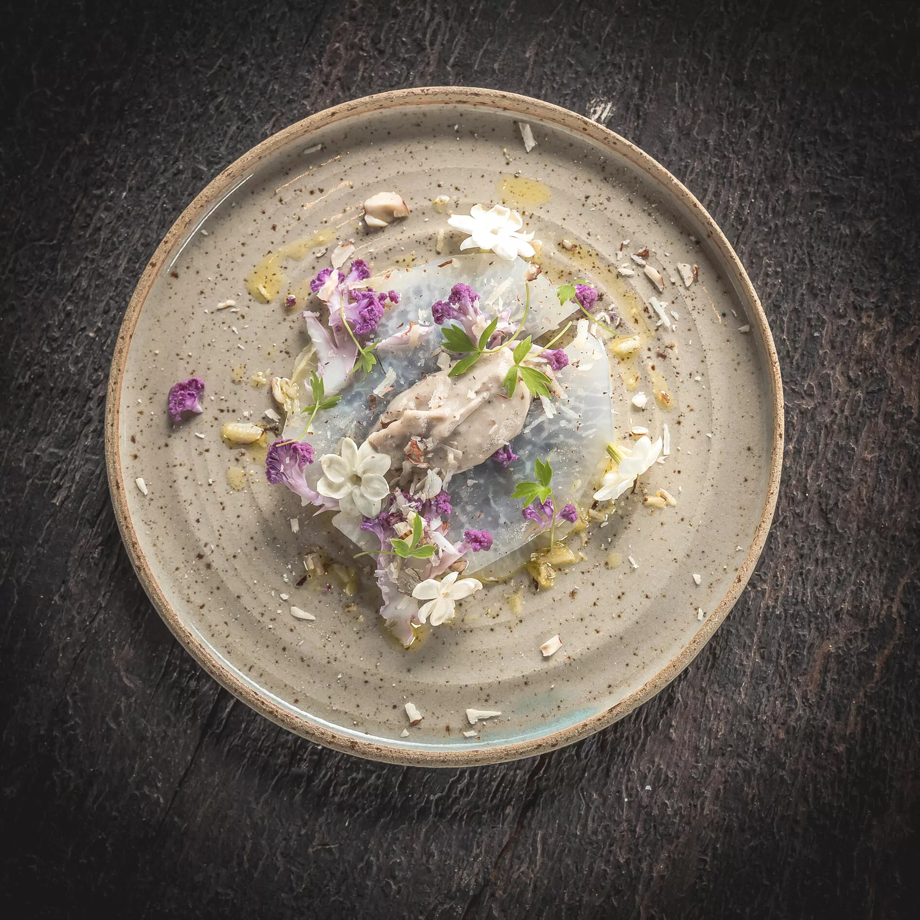 Koolrabi ravioli, paarse bloemkool met hazelnoot en jasmine blossom