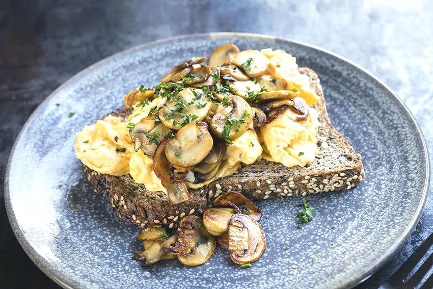 Toast champignon met roerei