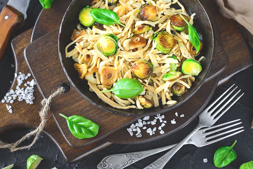 Panpasta met spruitjes en geroosterde walnoten