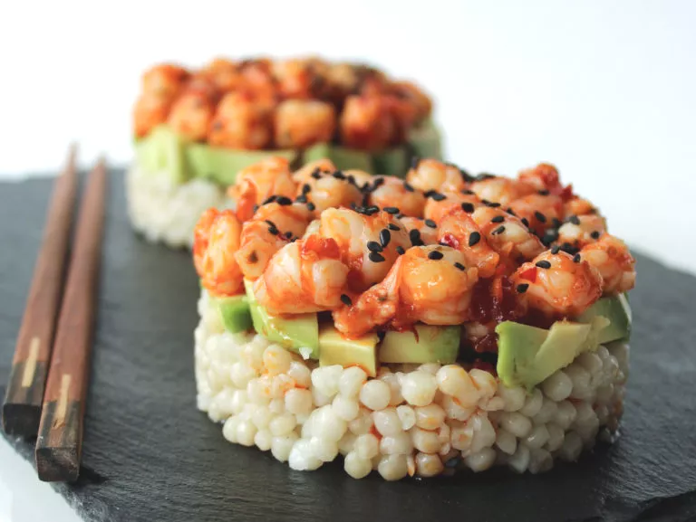Parelcouscous met avocado en scampi sweet chili