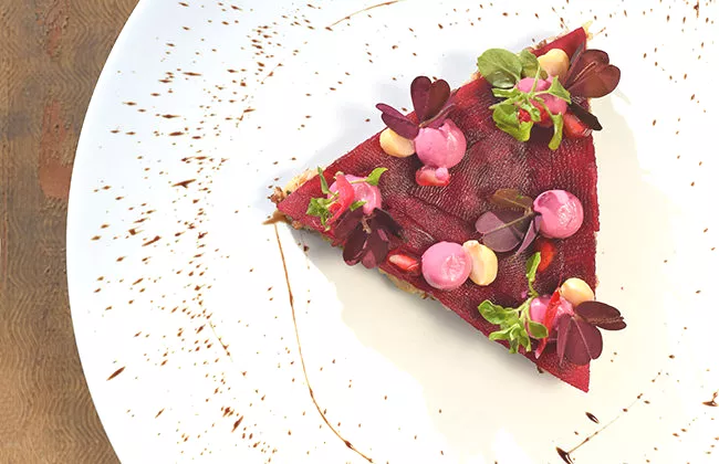 Salade superfood: gekookte quinoa met rode biet en granaatappelpitten