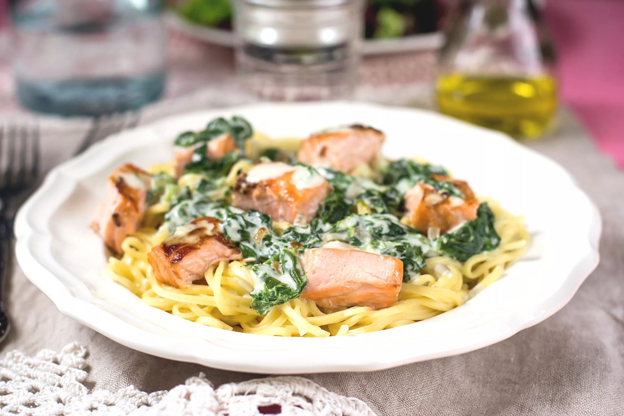 Spaghetti met verse zalm en smeuïge spinazie