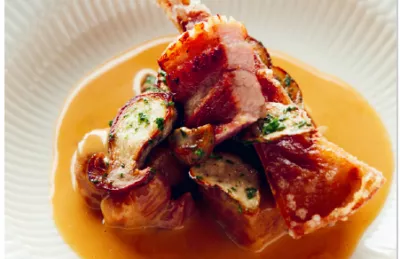 Blanquette van varkenswang met eekhoorntjesbrood, gefruit oor en buikspek