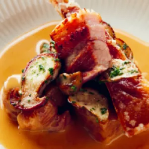 Blanquette van varkenswang met eekhoorntjesbrood, gefruit oor en buikspek