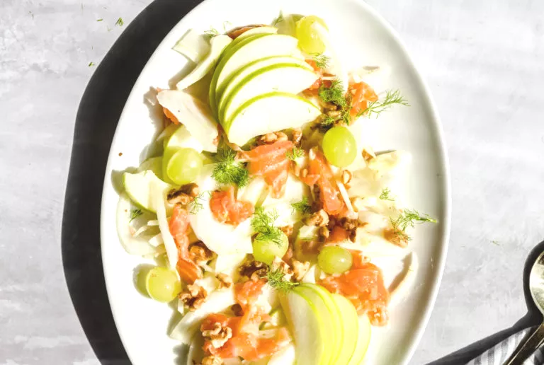 Venkelsalade met gerookte zalm, appel, druif en walnoten
