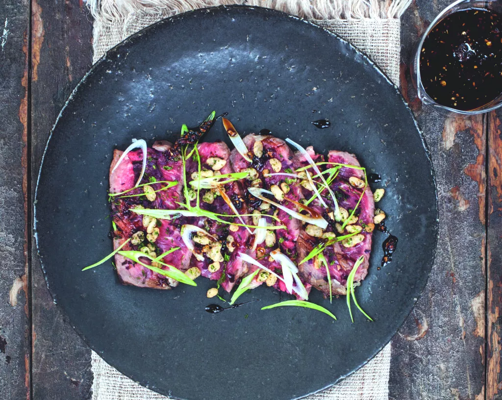 Ribeye tataki met sojasaus-sesamdressing en geroosterde rijst