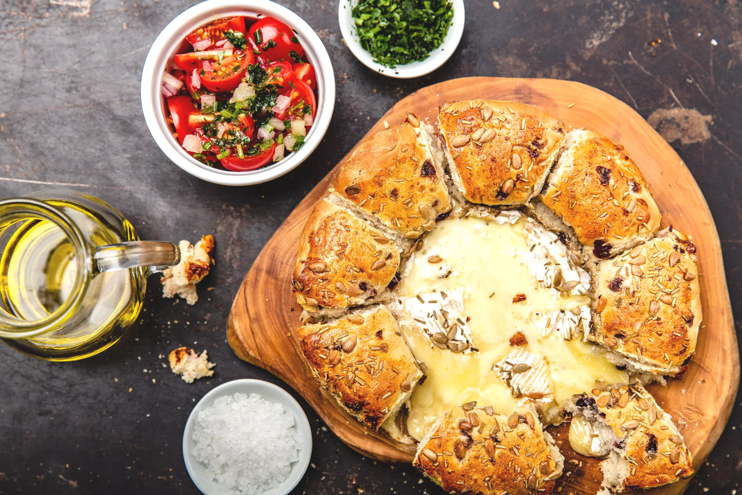 Breekbrood met camembert en Italiaanse kruiden uit de oven