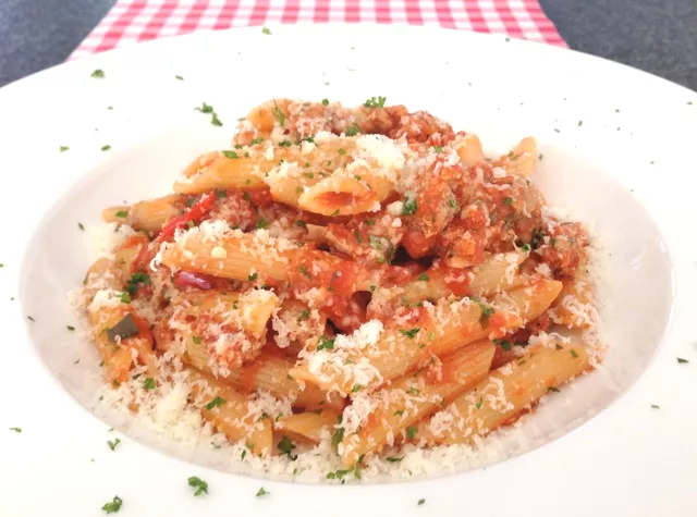 Penne met tomatensaus en gehakt 