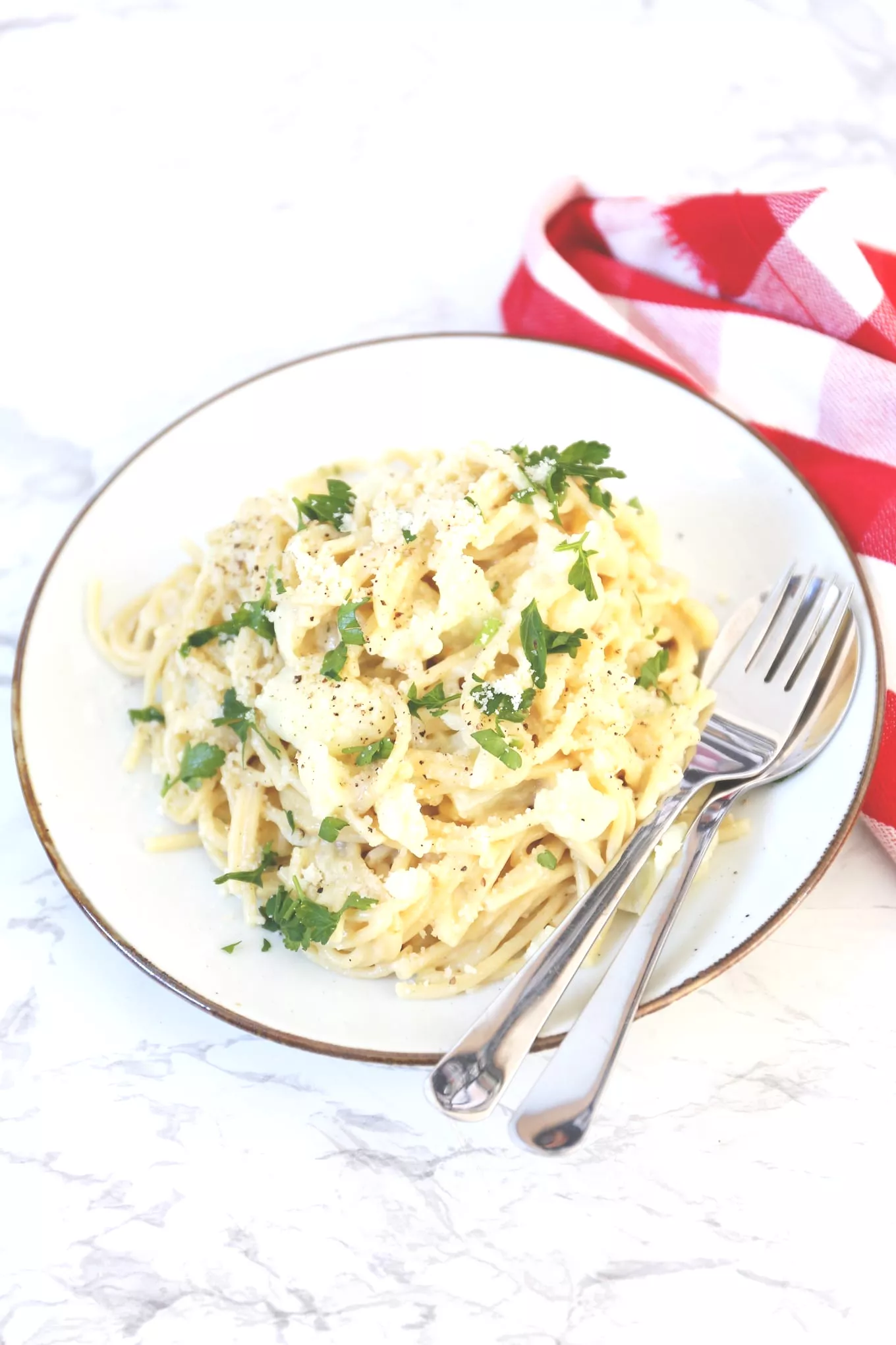 Pasta met bloemkool, kaas, romige saus en crispy broodkruimels
