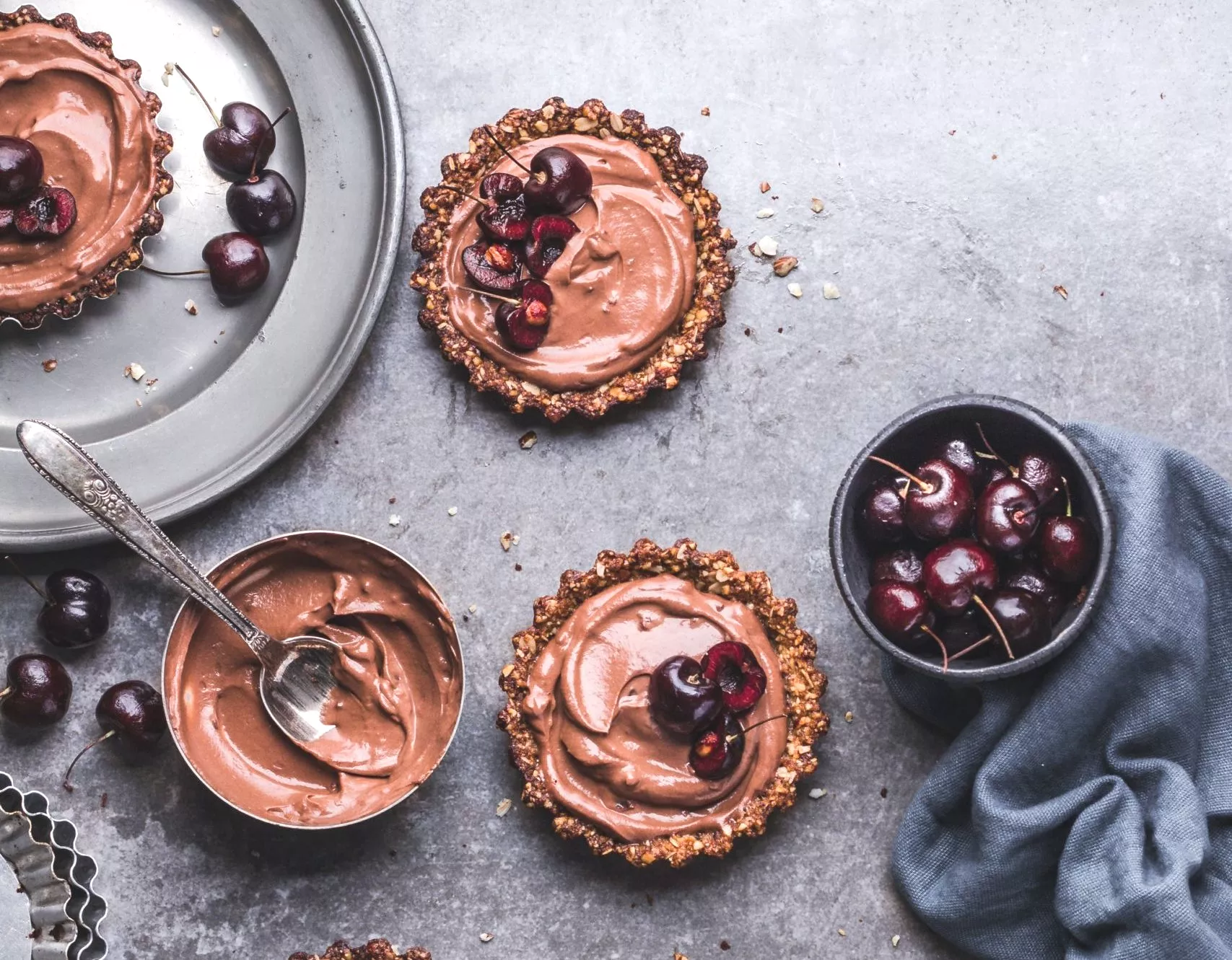 Kleine taartjes met ganache van pure chocolade en kersenvulling
