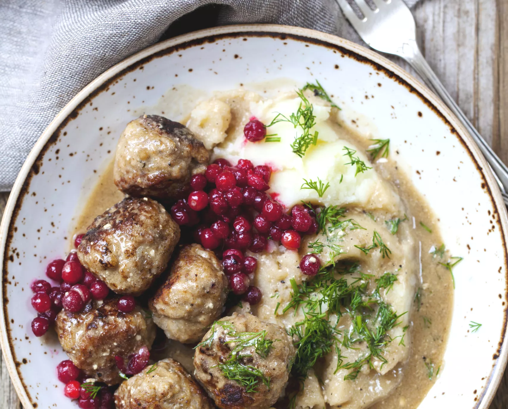 Zweedse balletjes met veenbessen en puree