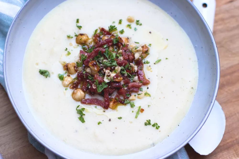 Pastinaaksoep met hazelnoten, spekjes en truffel 