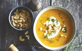 Zoete aardappelsoep met een pistachecrème 