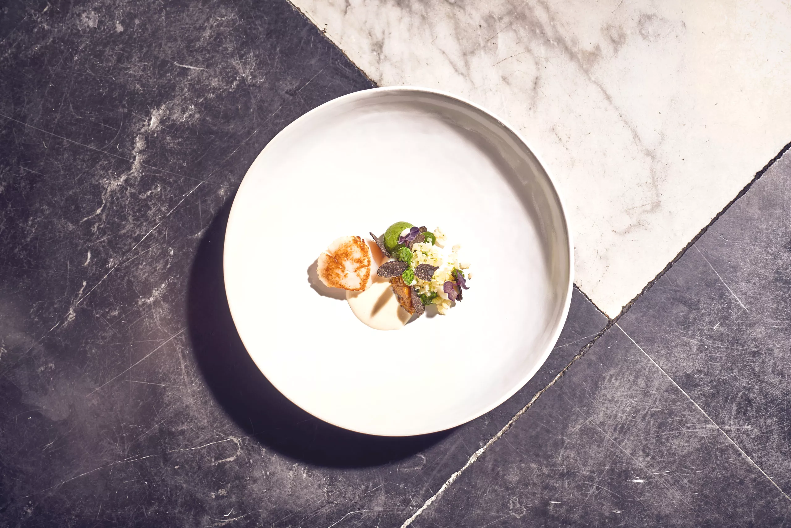 Coquilles met frisse bloemkoolcouscous en kruidige spitskool