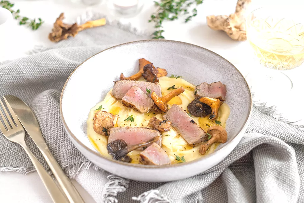 Kalfsvlees met pastinaak-aardappelcrème en champignons
