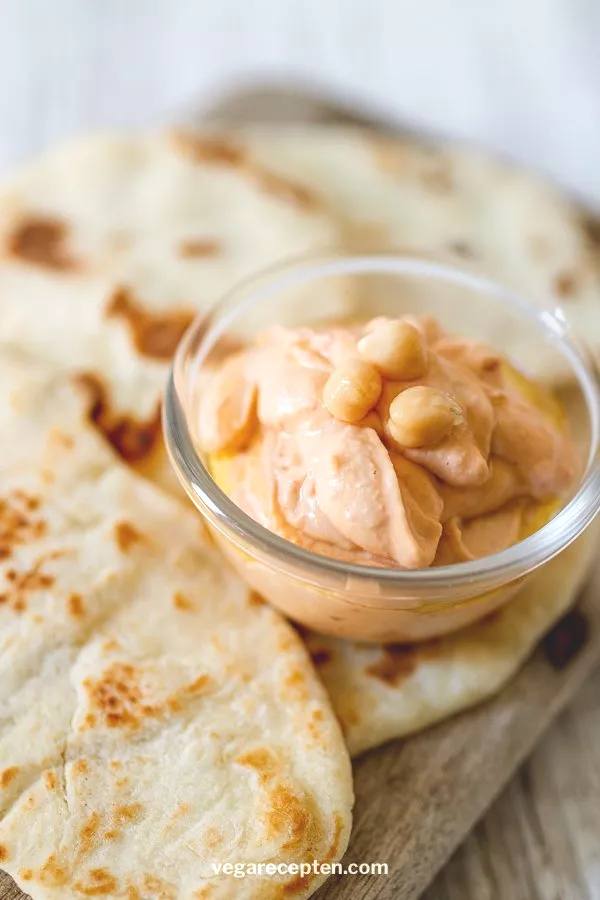 Flatbread met pikante hummus