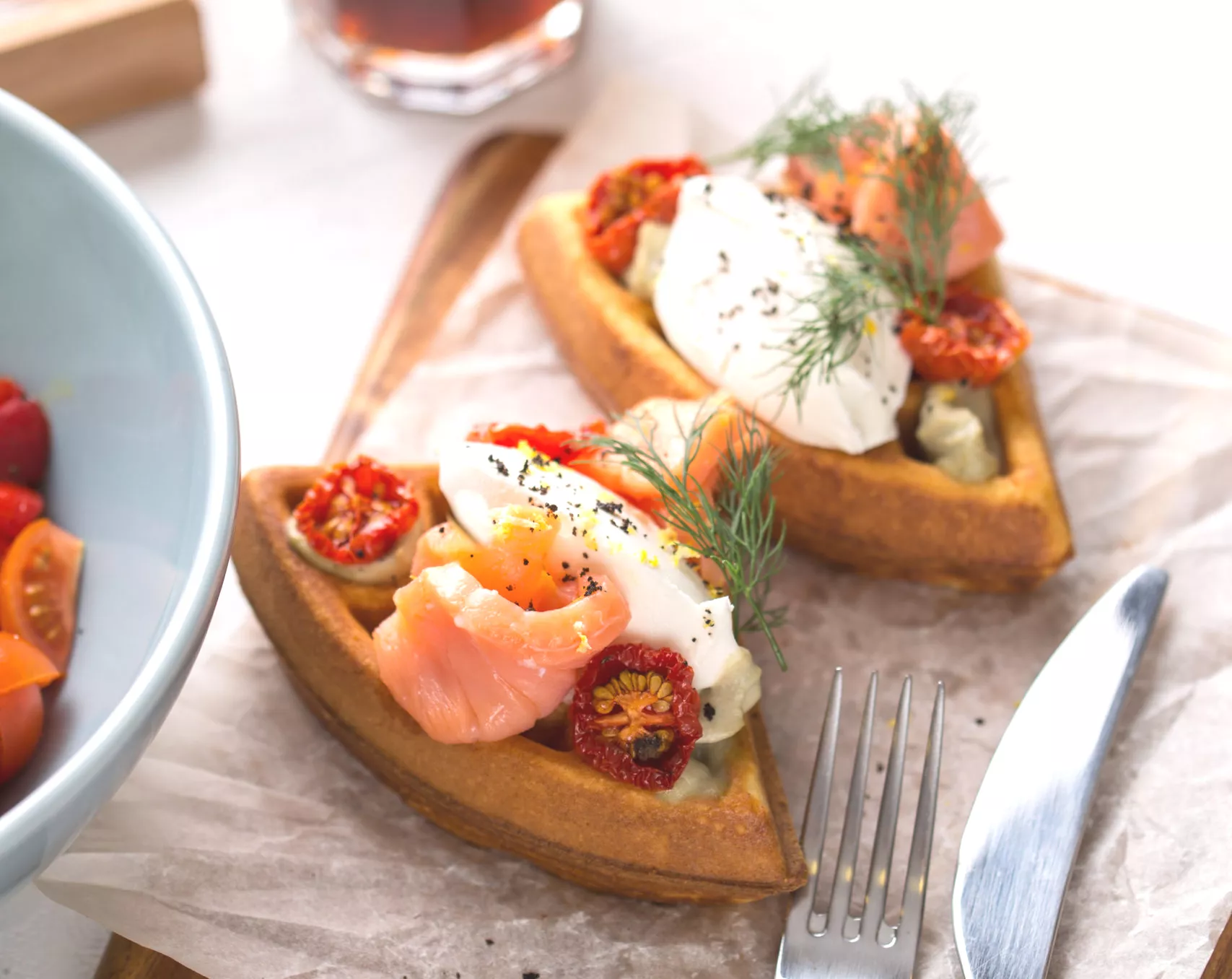 Hartige wafeltjes met gerookte zalm en bieslookroom
