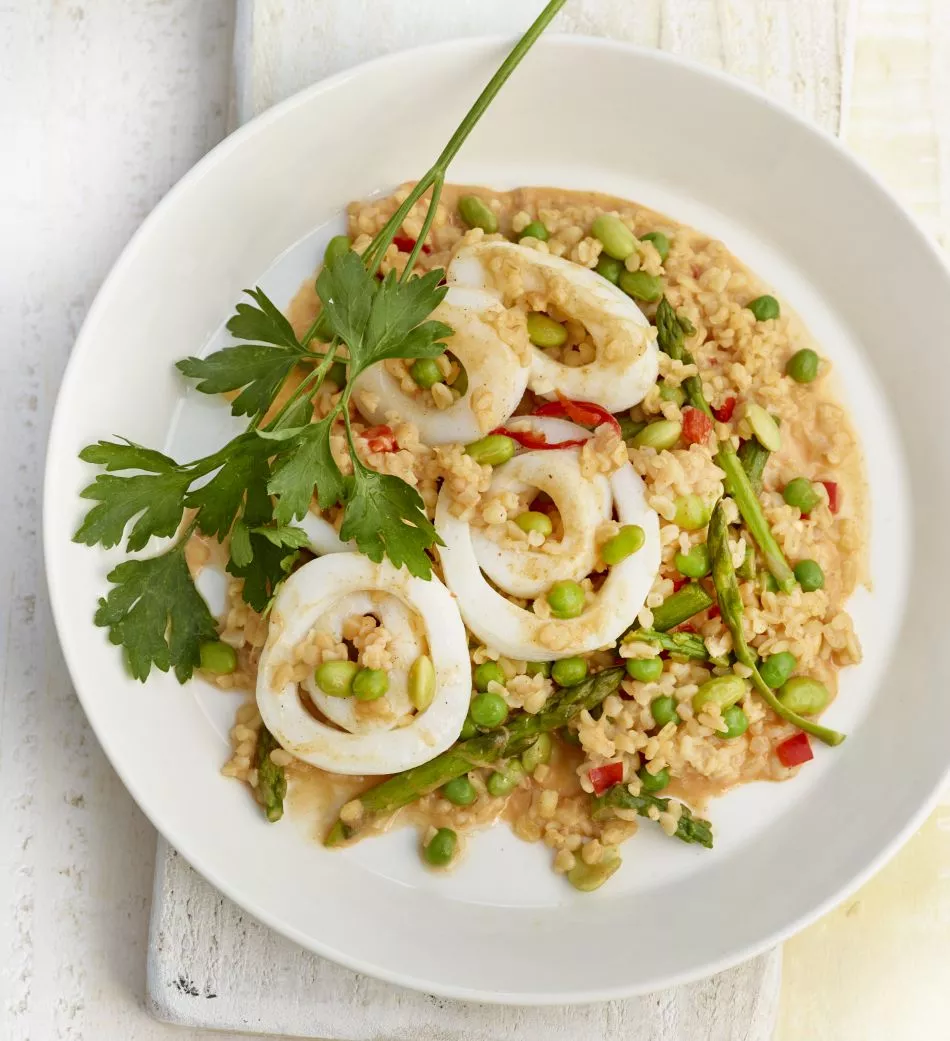 Bulgursalade in karnemelk met inktvisringen