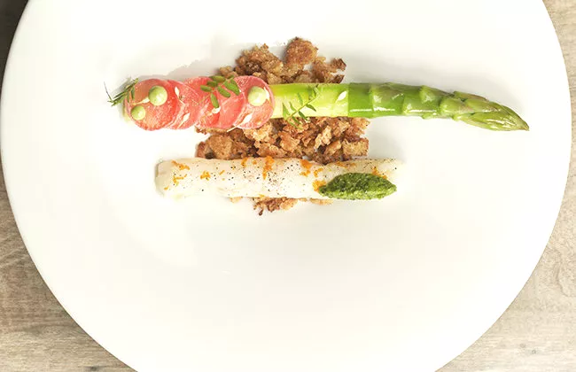Groene Pertuisasperge met daslook, radijs, crunch van brioche & langoustine