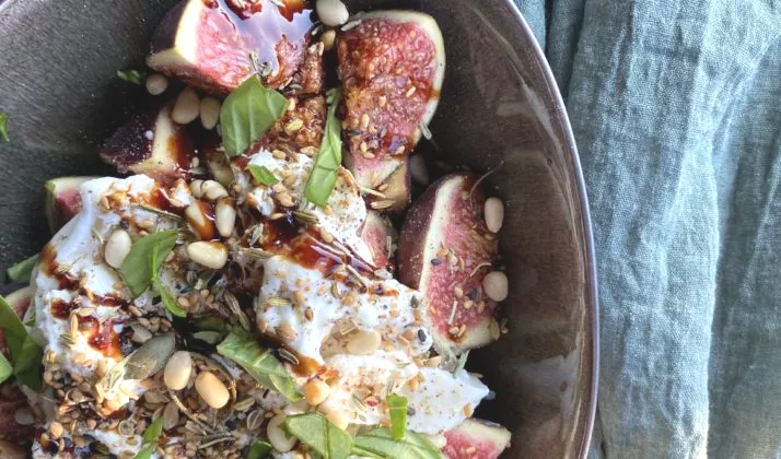 Zoete vijgen met burrata, homemade notenmengsel, basilicum en balsamicocrème