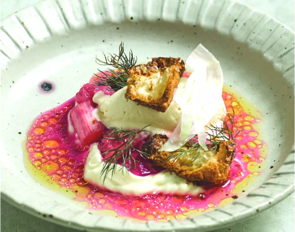 Rabarber met croissant, venkelijs, yoghurt en kaneelsuiker