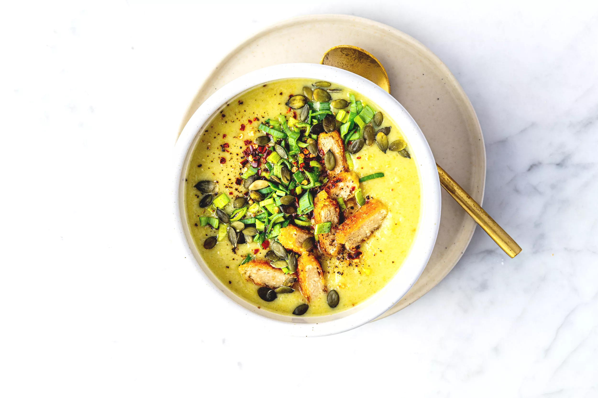 Mosterdsoep met prei, kruimige aardappel en pompoenpitten