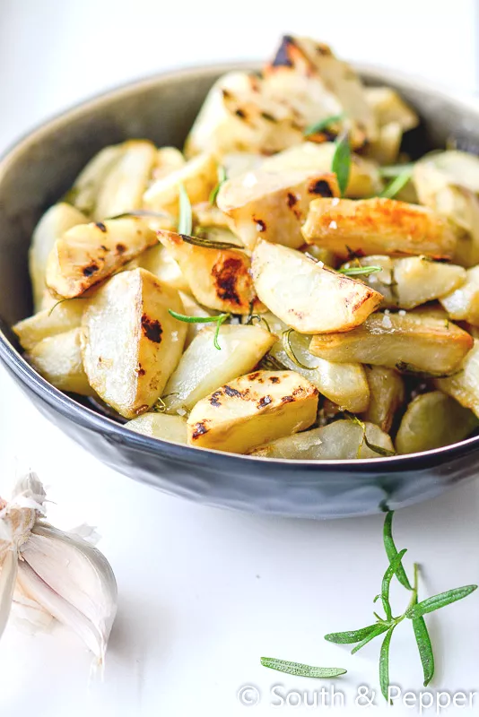 Ovengebakken aardpeerwedges met rozemarijn en tijm