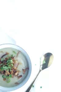 Geroosterde aardpeersoep met een crunch van ajuin en walnoten