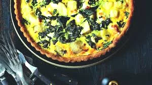 Quiche met spinazie, aardpeer en feta