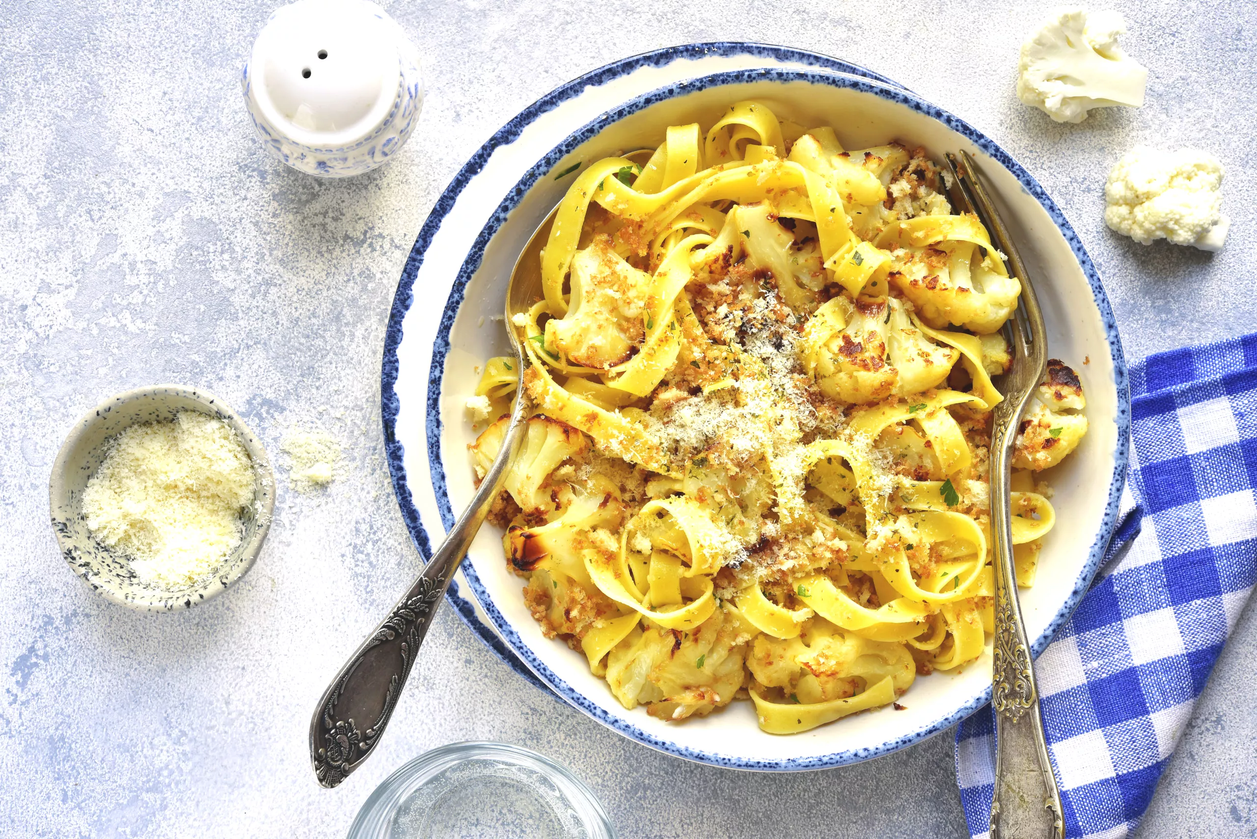 Tagliatelle met geroosterde bloemkool, kaas en crispy broodkruim