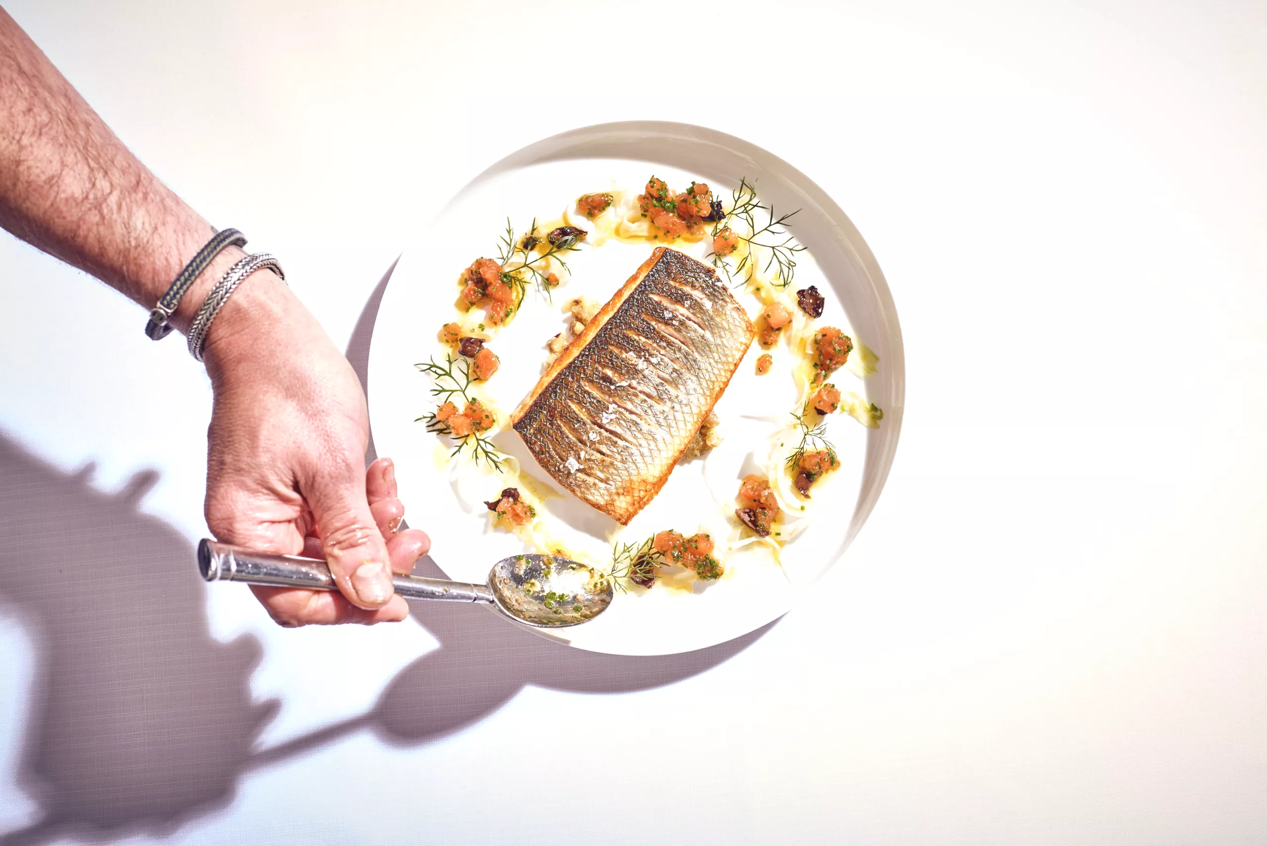 Wilde zeebaars van de grill, antiboise van tomaat-aubergine kaviaar
