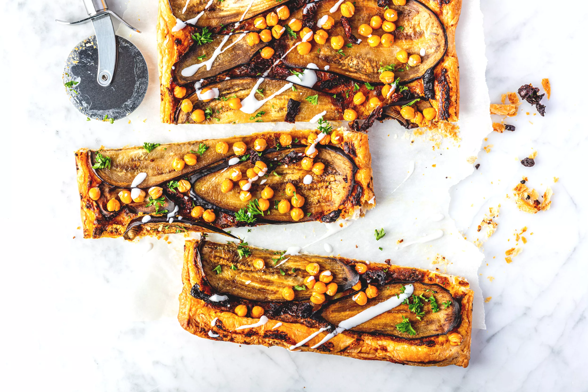 Bladerdeeg plaattaart met aubergine en zongedroogde tomaten