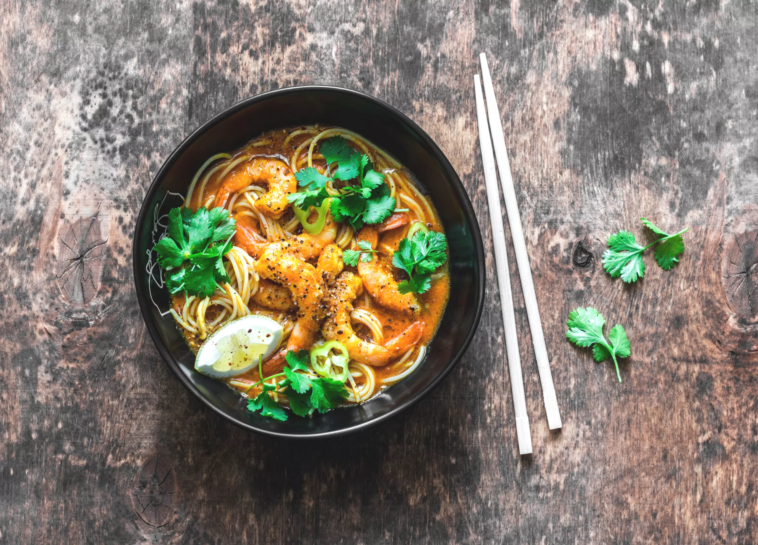 Pittige currynoedelsoep met kokos en garnalen