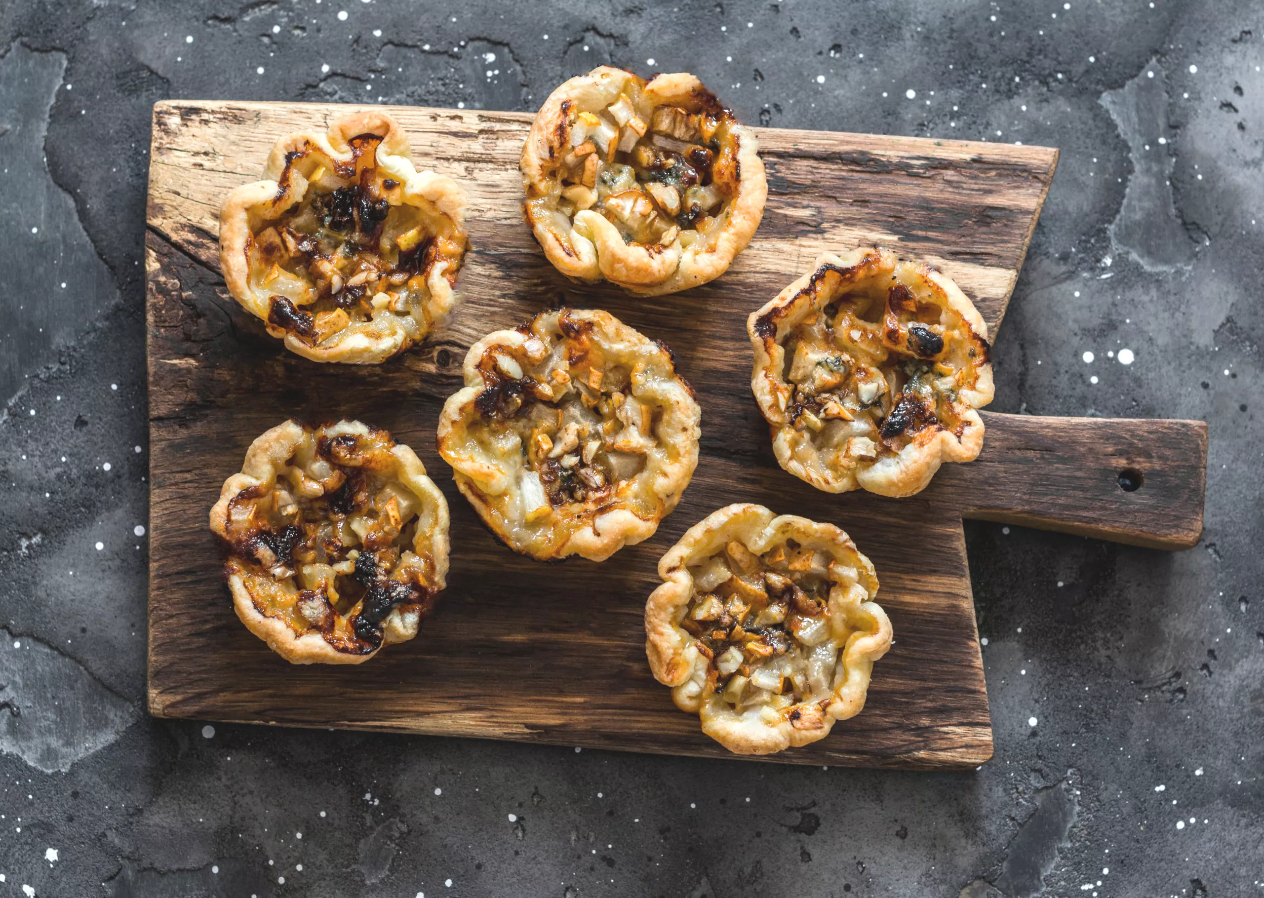Miniquiches met peer, gorgonzola en walnoten