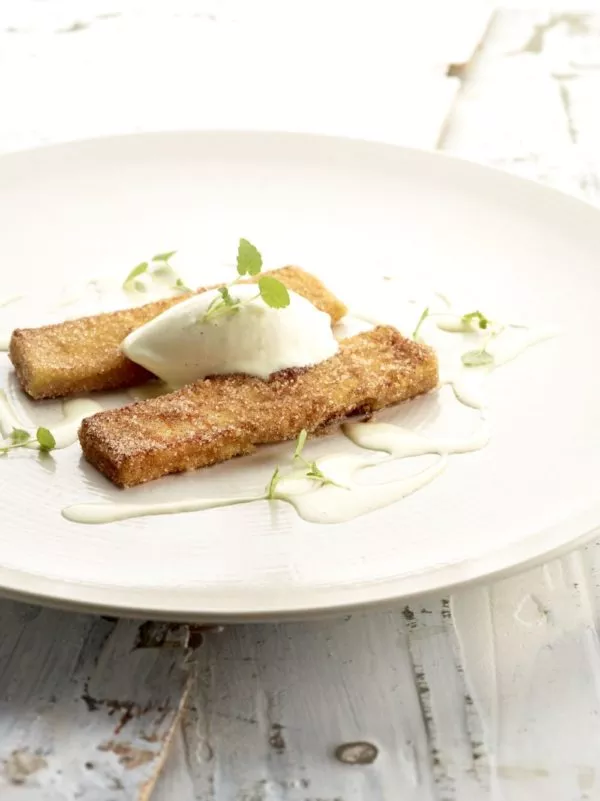 Verloren brood met crème anglaise en vanille-ijs