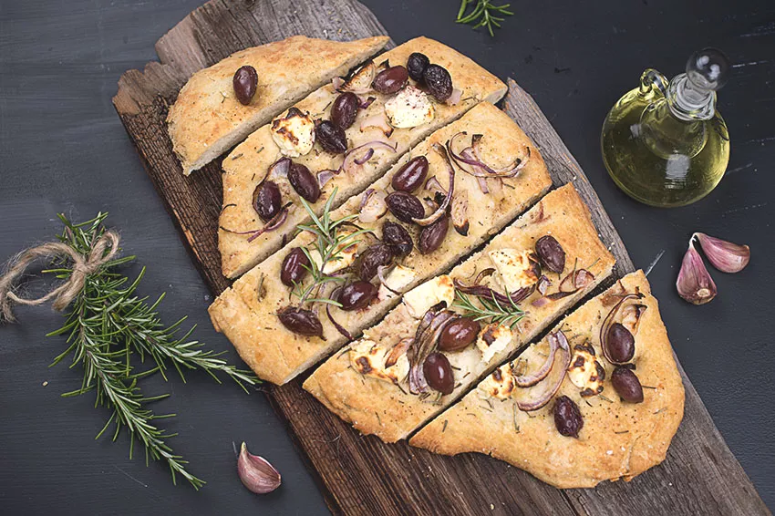 Focaccia met olijven, ui en kruiden