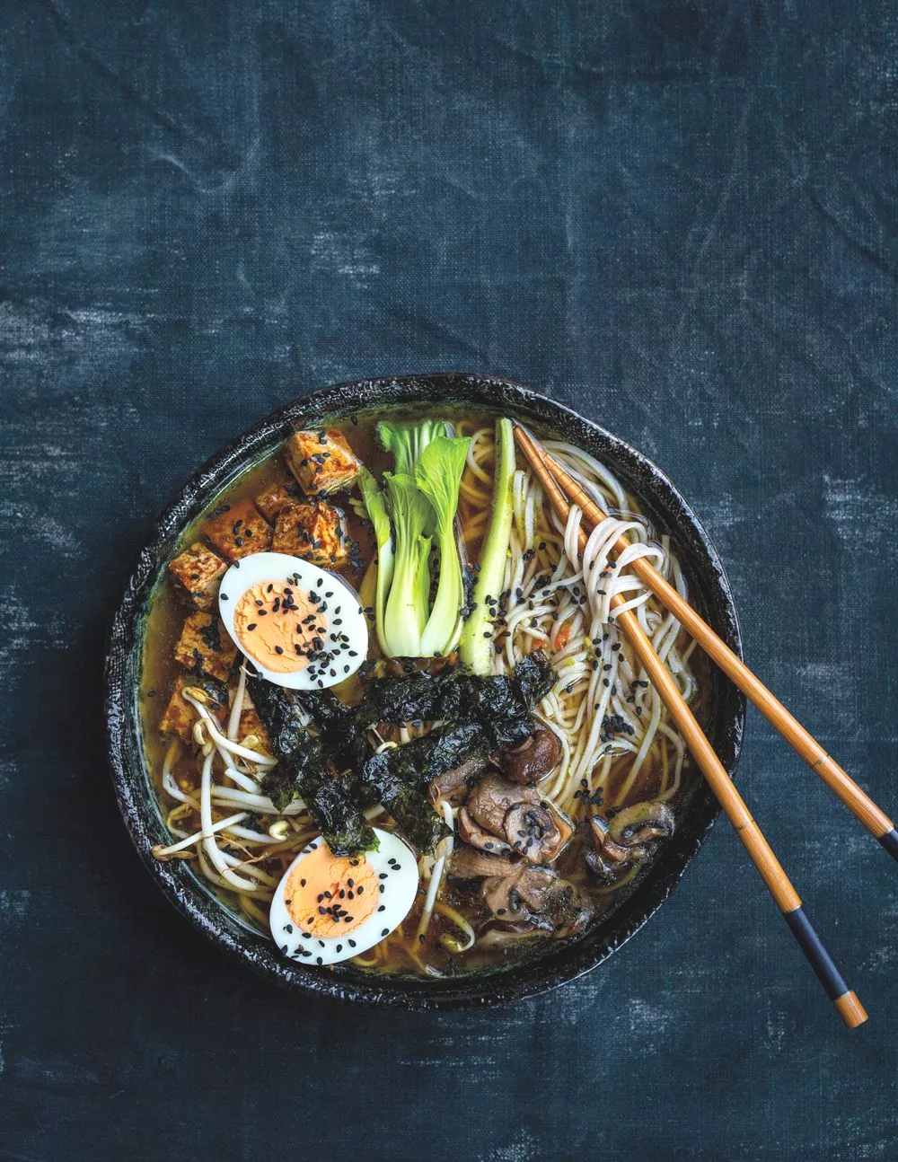 Pittige ramen noedels met sesam, aubergine en courgette