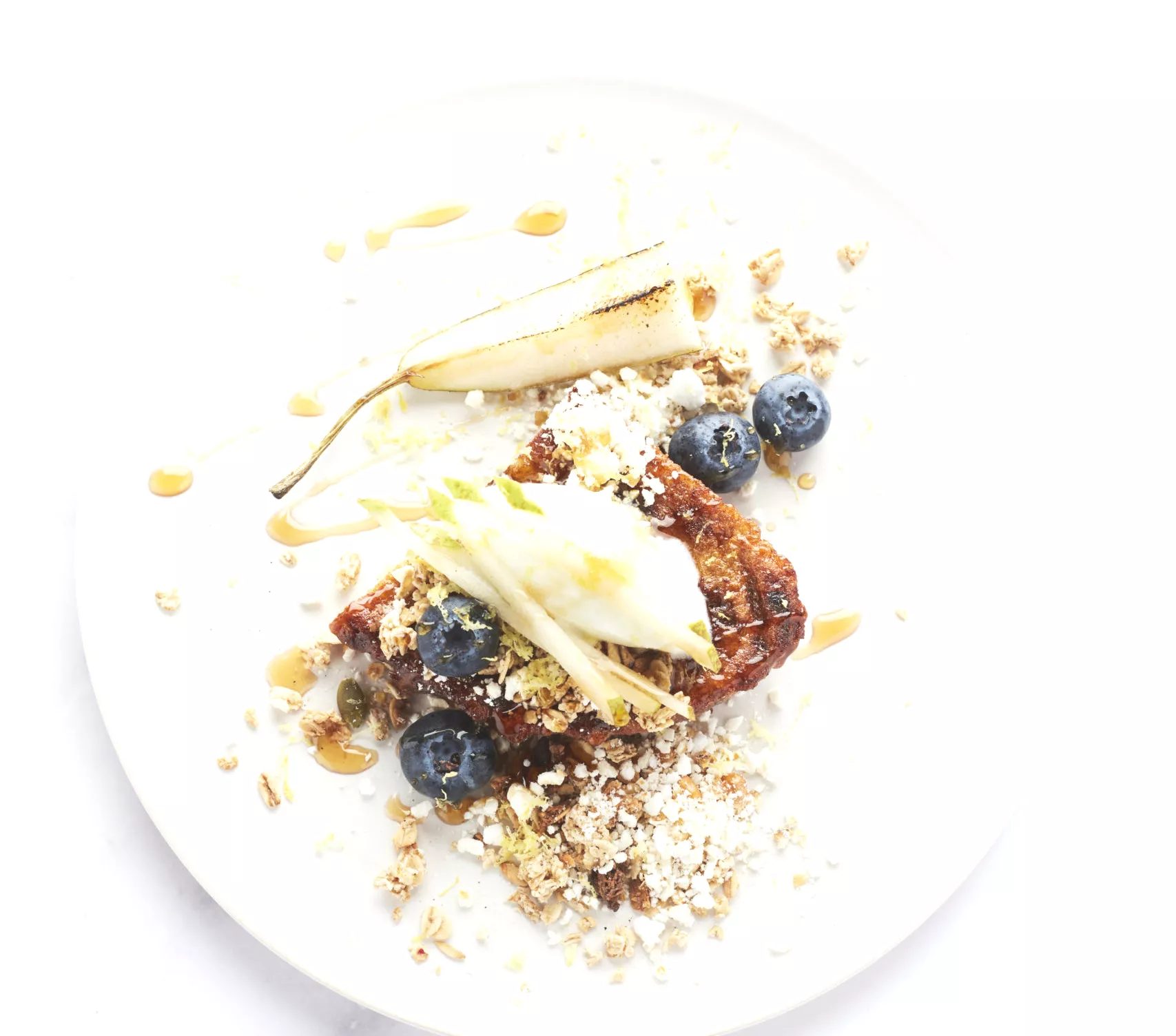 Antwerps verloren brood met karnemelkijs en granola
