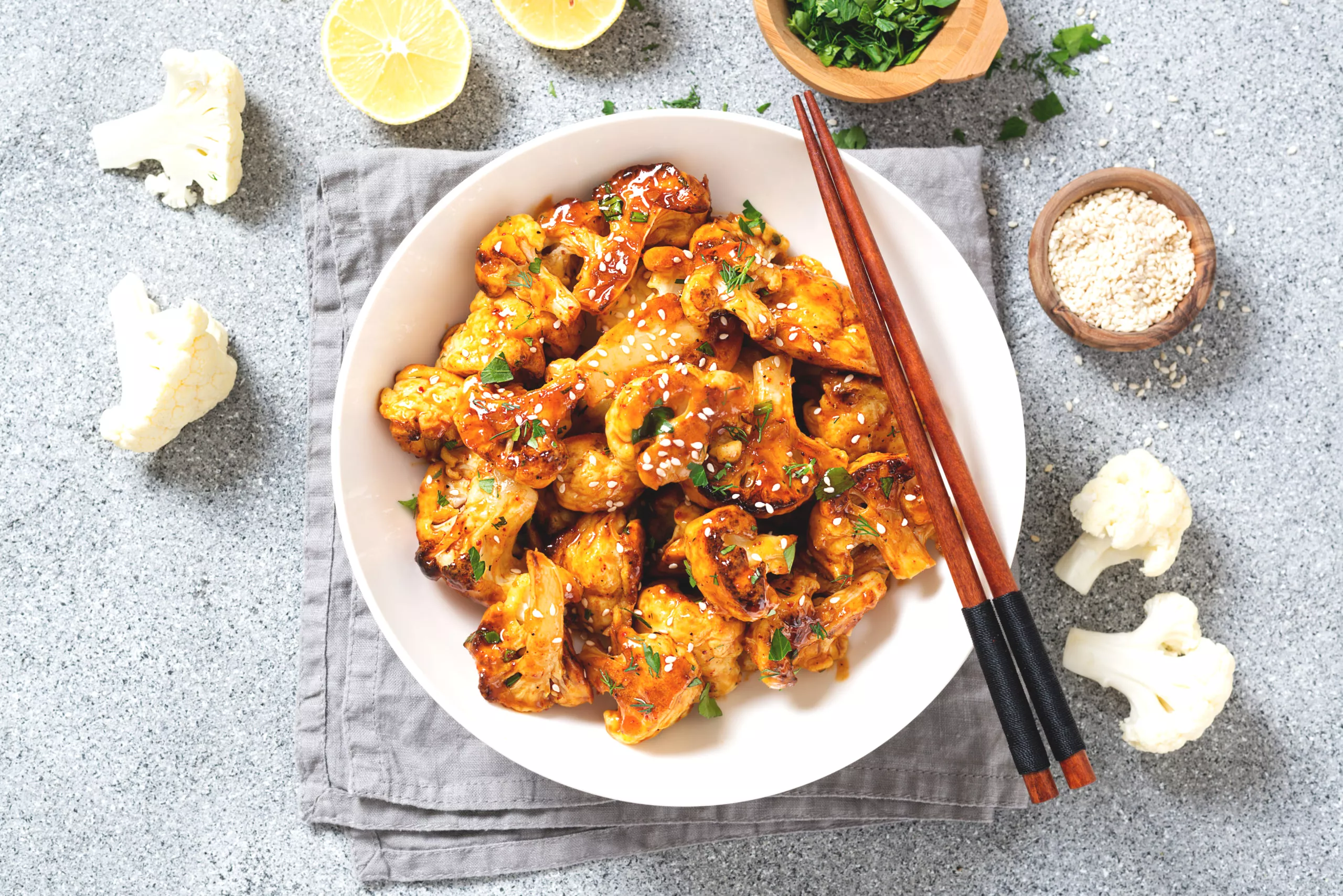 Pikante bloemkool wings met dipsaus van cashewnoten