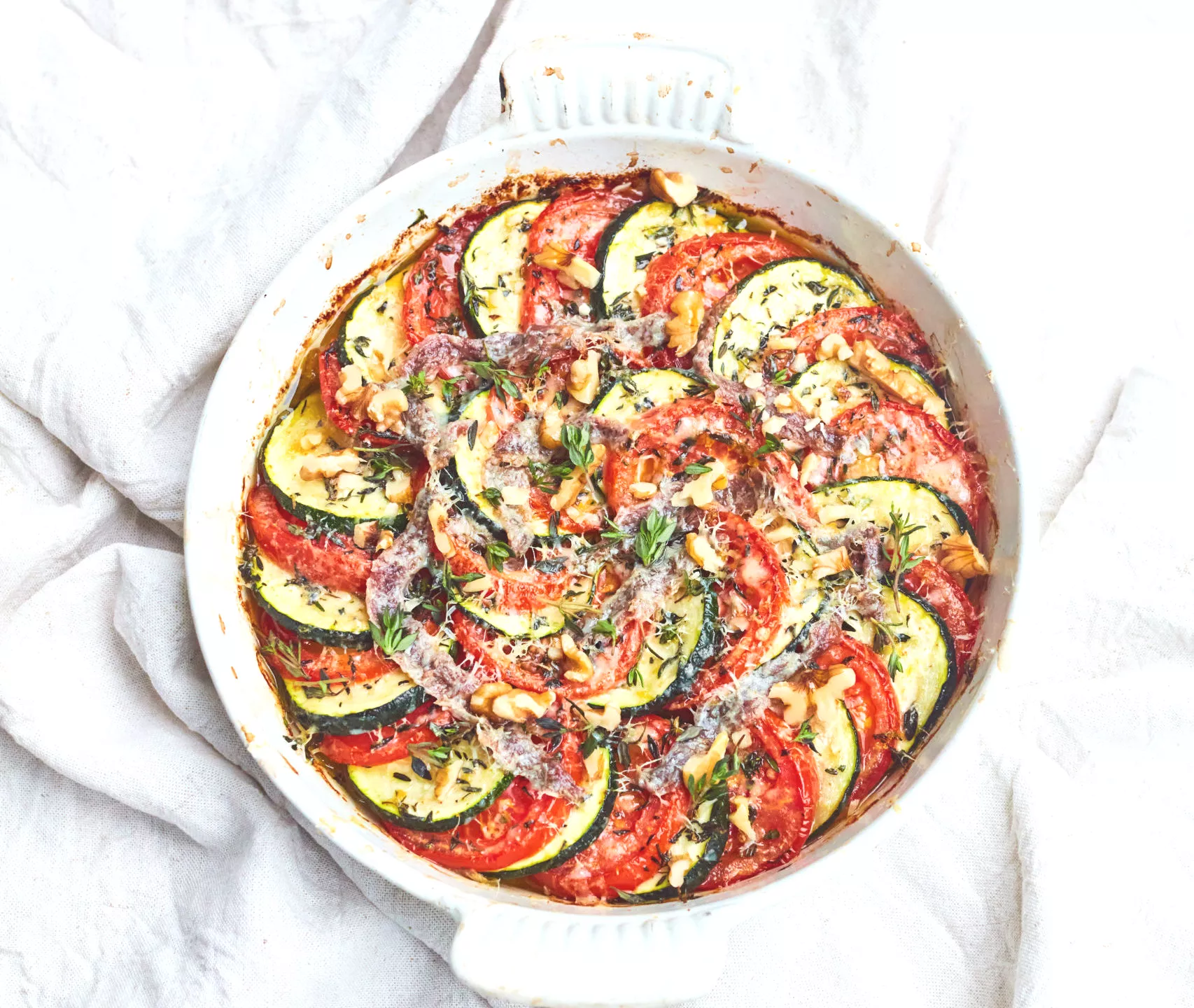 Groentegratin met courgette, ansjovis kaas en walnoten