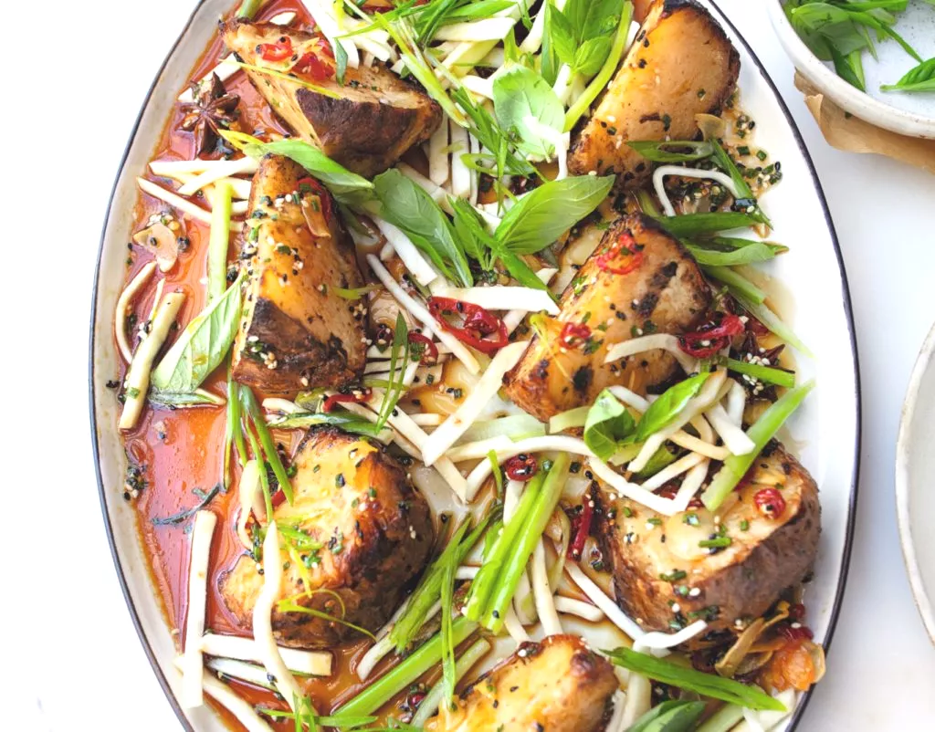 Geroosterde, ingelegde knolselderij met een zoete chilidressing