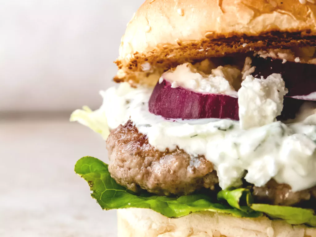 Bifteki burger gevuld met feta