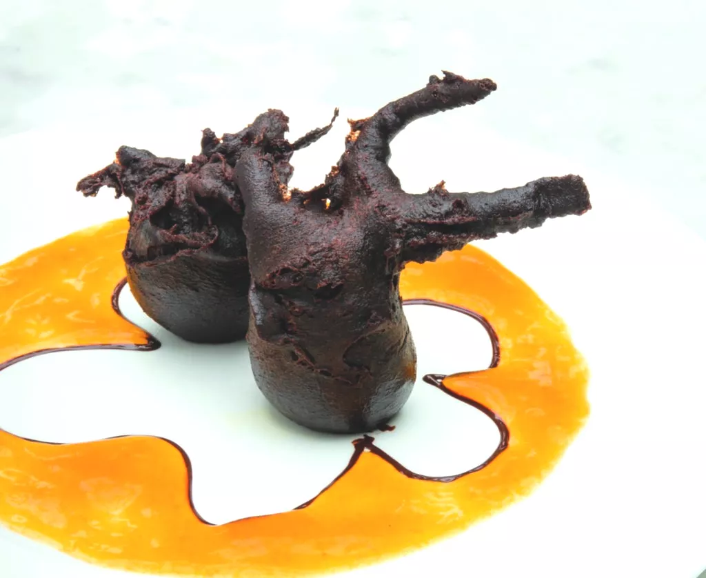 Chocoladeoliebollen met coulis van abrikozen 